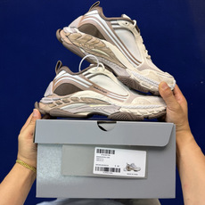 Balenciaga巴黎世家 Triple S .2 Gradient该有的材料配置、做工工艺和配套配件 Balenciaga巴黎世家 Triple S .2 Gradient该有的材料配置、做工工艺和配套配件