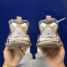 Balenciaga巴黎世家 Triple S .2 Gradient该有的材料配置、做工工艺和配套配件 Balenciaga巴黎世家 Triple S .2 Gradient该有的材料配置、做工工艺和配套配件