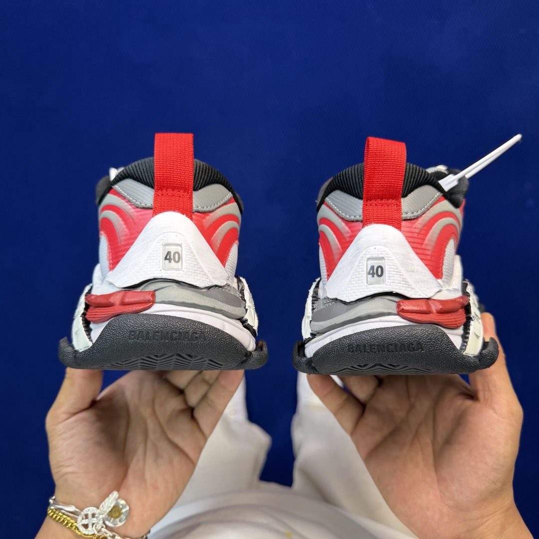 Balenciaga巴黎世家 Triple S .2 Gradient该有的材料配置、做工工艺和配套配件