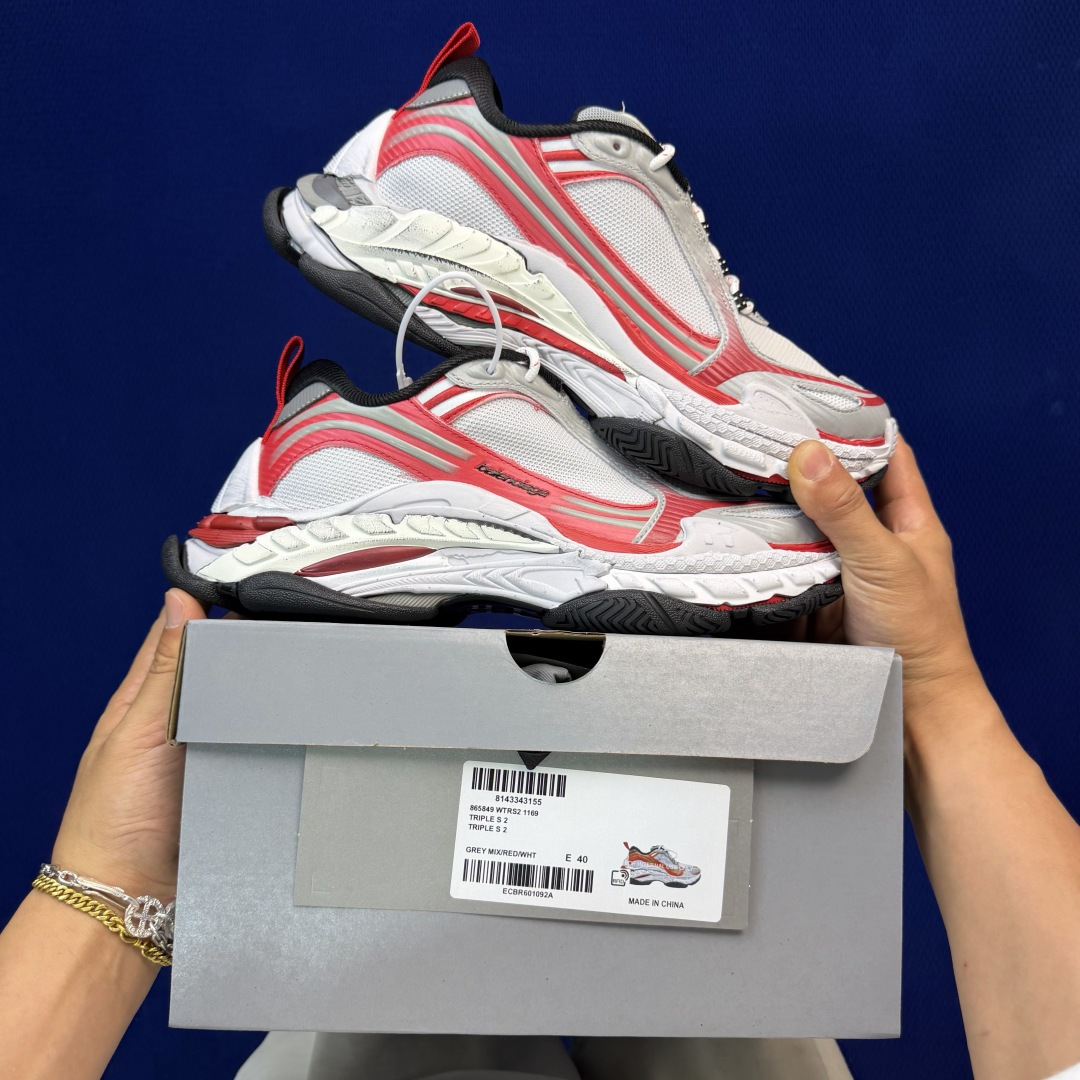 Balenciaga巴黎世家 Triple S .2 Gradient该有的材料配置、做工工艺和配套配件