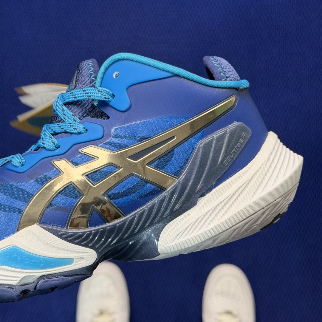 亚瑟士中帮排球🏐训练鞋！Asics Metarise 1.0树脂加工的网眼材料的鞋面结构为脚的运动提供了