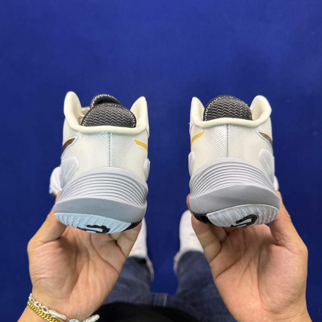 亚瑟士中帮排球🏐训练鞋！Asics Metarise 1.0树脂加工的网眼材料的鞋面结构为脚的运动提供了