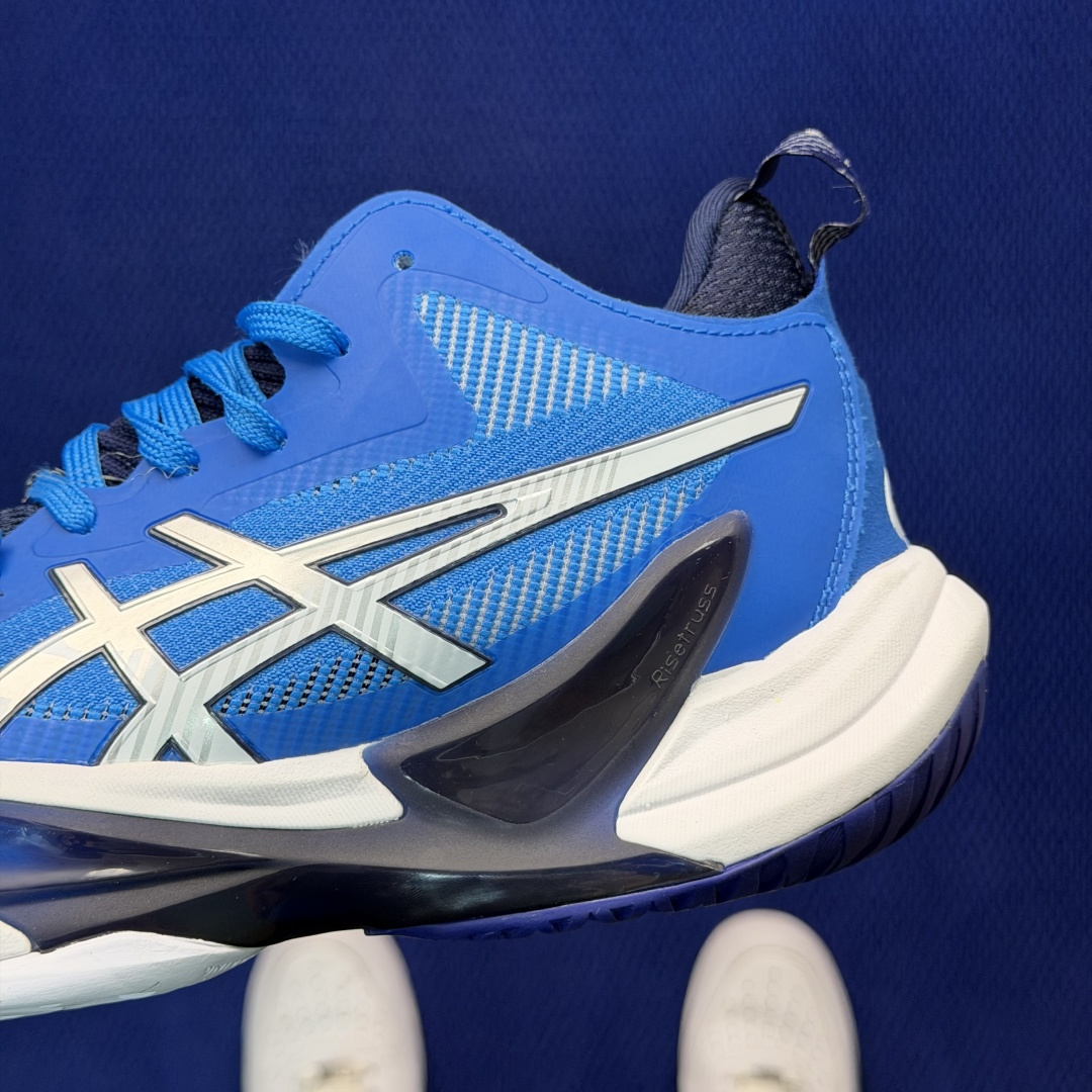 亚瑟士中帮训练鞋！Asics Metarise 2.0树脂加工的网眼材料的鞋面结构为脚的运动提供了耐用性