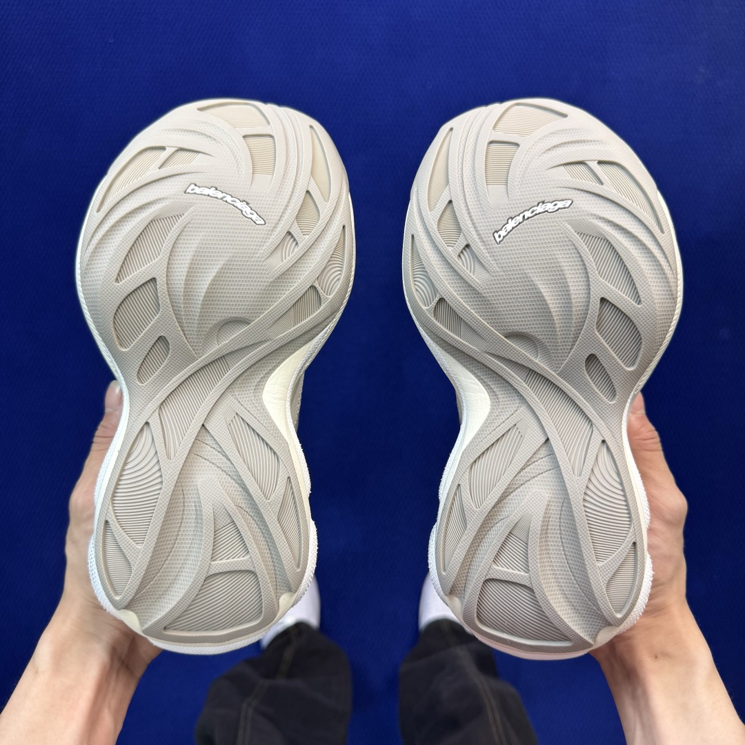 巴黎世家26代 Balenciaga巴黎世家 Jet 压纹印花 圆头厚底4.25cm 低帮 老爹鞋 米色