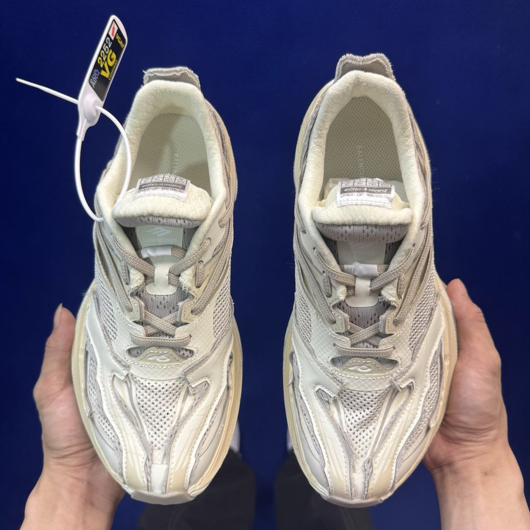 巴黎世家26代 Balenciaga巴黎世家 Jet 压纹印花 圆头厚底4.25cm 低帮 老爹鞋 米色