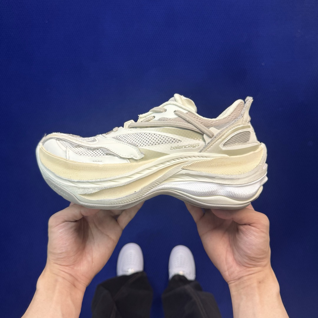 巴黎世家26代 Balenciaga巴黎世家 Jet 压纹印花 圆头厚底4.25cm 低帮 老爹鞋 米色