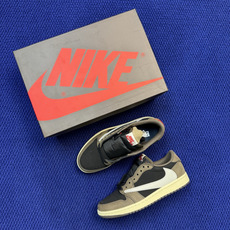 Travis Scott x Air Jordan Low 倒钩1.0初代深棕完美品质出货 进口头层皮料 Travis Scott x Air Jordan Low 倒钩1.0初代深棕完美品质出货 进口头层皮料