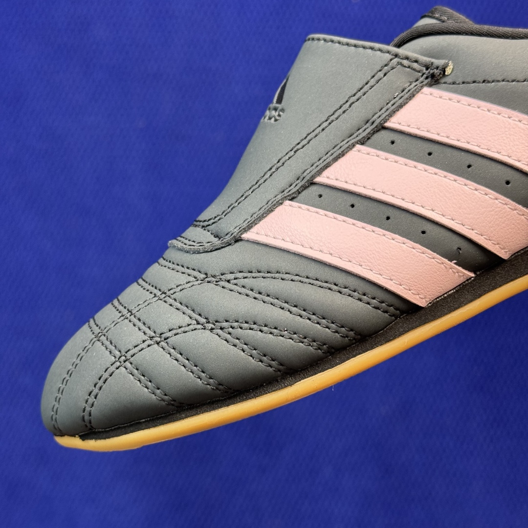 adidas originals Taekwondo 跆拳道训练鞋第8色: 全包鞋舌黑色粉标货号：JR4