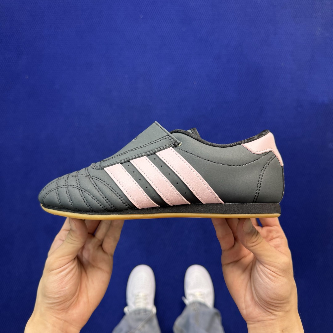 adidas originals Taekwondo 跆拳道训练鞋第8色: 全包鞋舌黑色粉标货号：JR4