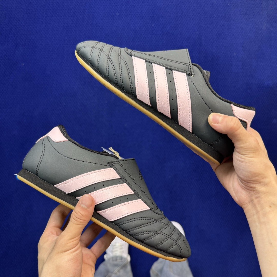 adidas originals Taekwondo 跆拳道训练鞋第8色: 全包鞋舌黑色粉标货号：JR4