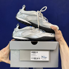 Balenciaga巴黎世家 25代Radar 圆头系带 做旧效果 低帮 生活休闲鞋货号: WSTGL Balenciaga巴黎世家 25代Radar 圆头系带 做旧效果 低帮 生活休闲鞋货号: WSTGL