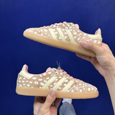 核心价格表私阿迪T字德训鞋 小鹿花纹棕白Adidas/阿迪达斯 SAMBA 桑巴板鞋顶级细节、超高清洁度 核心价格表私阿迪T字德训鞋 小鹿花纹棕白Adidas/阿迪达斯 SAMBA 桑巴板鞋顶级细节、超高清洁度