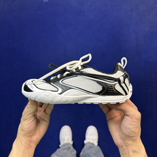 Balenciaga巴黎世家 25代Radar 圆头系带 做旧效果 低帮 生活休闲鞋货号: WSTE0 Balenciaga巴黎世家 25代Radar 圆头系带 做旧效果 低帮 生活休闲鞋货号: WSTE0