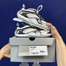 Balenciaga巴黎世家 25代Radar 圆头系带 做旧效果 低帮 生活休闲鞋货号: WSTE0 Balenciaga巴黎世家 25代Radar 圆头系带 做旧效果 低帮 生活休闲鞋货号: WSTE0