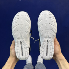 Balenciaga巴黎世家 25代Radar 圆头系带 做旧效果 低帮 生活休闲鞋货号: WSTE0 Balenciaga巴黎世家 25代Radar 圆头系带 做旧效果 低帮 生活休闲鞋货号: WSTE0
