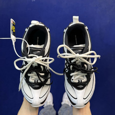 Balenciaga巴黎世家 25代Radar 圆头系带 做旧效果 低帮 生活休闲鞋货号: WSTE0 Balenciaga巴黎世家 25代Radar 圆头系带 做旧效果 低帮 生活休闲鞋货号: WSTE0