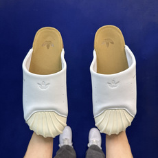 阿迪勃肯鞋拖鞋 第13色:光面皮白色贝壳头adidas originals Adimule Supers 阿迪勃肯鞋拖鞋 第13色:光面皮白色贝壳头adidas originals Adimule Supers