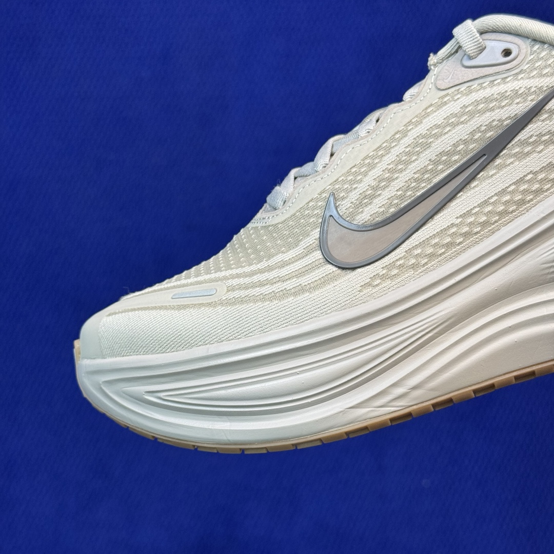 Nike Vomero Plus 低帮 ZOOMX 马拉松跑步鞋 第10色:米棕色 缓震表现出色,脚感Q弹! 货号:男鞋 Nike Vomero Plus 低帮 ZOOMX 马拉松跑步鞋 第10色:米棕色 缓震表现出色,脚感Q弹! 货号:男鞋