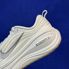 Nike Vomero Plus 低帮 ZOOMX 马拉松跑步鞋 第10色:米棕色 缓震表现出色,脚感Q弹! 货号:男鞋 Nike Vomero Plus 低帮 ZOOMX 马拉松跑步鞋 第10色:米棕色 缓震表现出色,脚感Q弹! 货号:男鞋