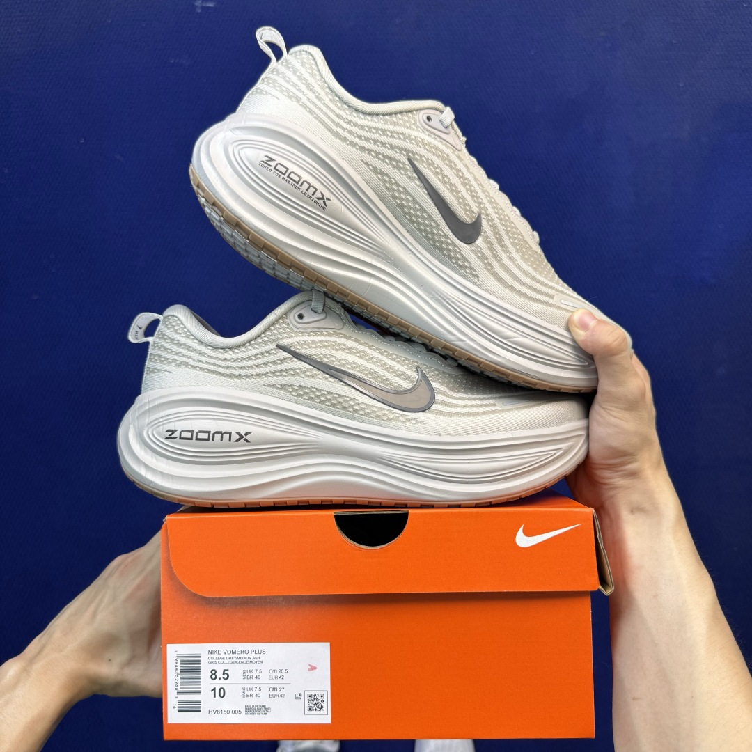 Nike Vomero Plus 低帮 ZOOMX 马拉松跑步鞋 第10色:米棕色 缓震表现出色,脚感Q弹! 货号:男鞋 Nike Vomero Plus 低帮 ZOOMX 马拉松跑步鞋 第10色:米棕色 缓震表现出色,脚感Q弹! 货号:男鞋