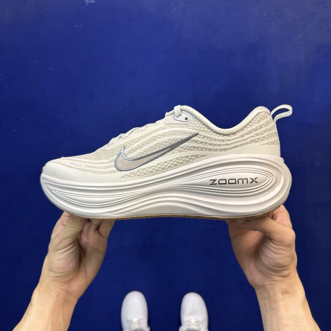 Nike Vomero Plus 低帮 ZOOMX 马拉松跑步鞋 第10色:米棕色 缓震表现出色,脚感Q弹! 货号:男鞋 Nike Vomero Plus 低帮 ZOOMX 马拉松跑步鞋 第10色:米棕色 缓震表现出色,脚感Q弹! 货号:男鞋