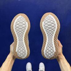 Nike Vomero Plus 低帮 ZOOMX 马拉松跑步鞋 第10色:米棕色 缓震表现出色,脚感Q弹! 货号:男鞋 Nike Vomero Plus 低帮 ZOOMX 马拉松跑步鞋 第10色:米棕色 缓震表现出色,脚感Q弹! 货号:男鞋