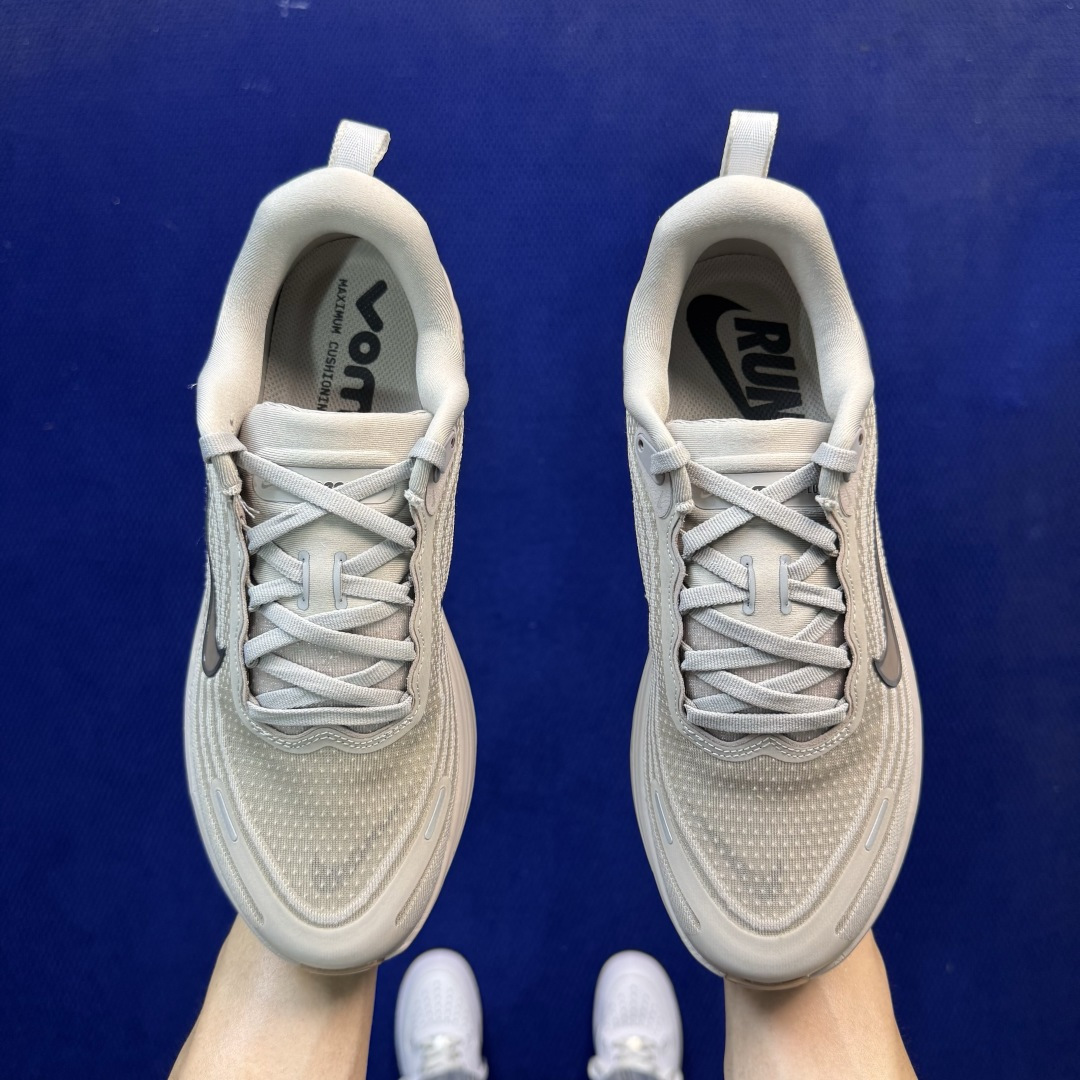 Nike Vomero Plus 低帮 ZOOMX 马拉松跑步鞋 第10色:米棕色 缓震表现出色,脚感Q弹! 货号:男鞋 Nike Vomero Plus 低帮 ZOOMX 马拉松跑步鞋 第10色:米棕色 缓震表现出色,脚感Q弹! 货号:男鞋