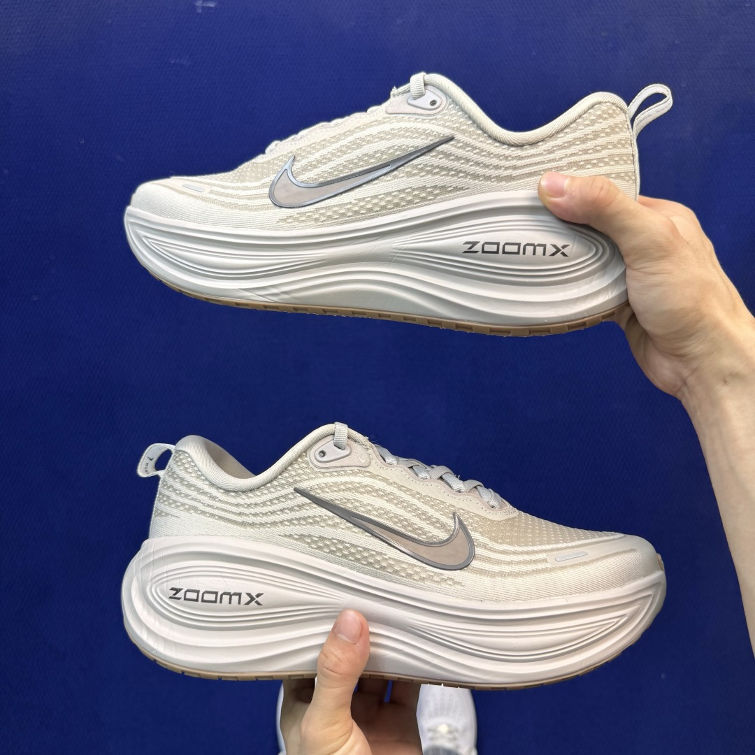 Nike Vomero Plus 低帮 ZOOMX 马拉松跑步鞋 第10色:米棕色 缓震表现出色,脚感Q弹! 货号:男鞋 Nike Vomero Plus 低帮 ZOOMX 马拉松跑步鞋 第10色:米棕色 缓震表现出色,脚感Q弹! 货号:男鞋