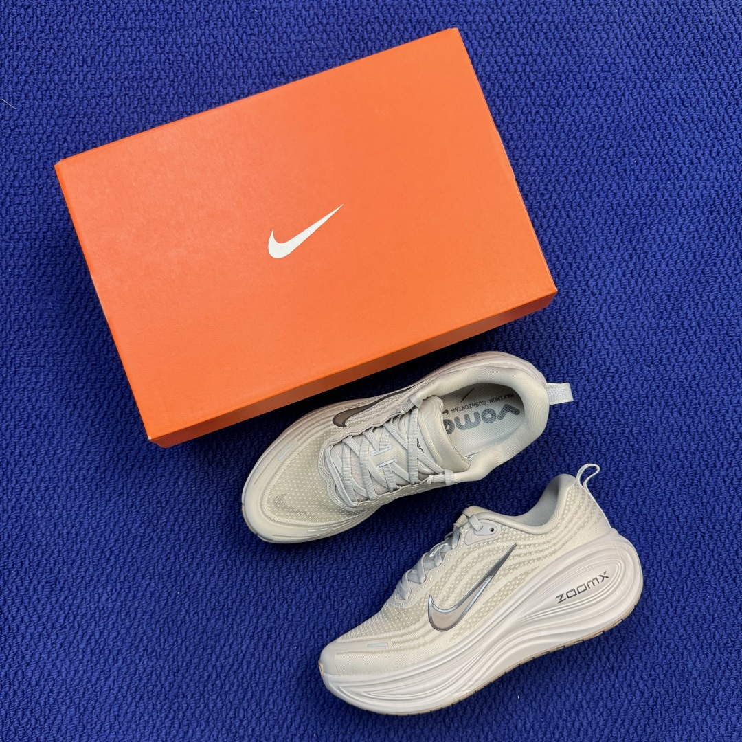 Nike Vomero Plus 低帮 ZOOMX 马拉松跑步鞋 第10色:米棕色 缓震表现出色,脚感Q弹! 货号:男鞋 Nike Vomero Plus 低帮 ZOOMX 马拉松跑步鞋 第10色:米棕色 缓震表现出色,脚感Q弹! 货号:男鞋