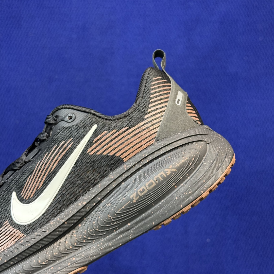 Nike Vomero Plus 低帮 ZOOMX 马拉松跑步鞋 第12色:黑暗红 缓震表现出色,脚感Q弹! 货号:男鞋 Nike Vomero Plus 低帮 ZOOMX 马拉松跑步鞋 第12色:黑暗红 缓震表现出色,脚感Q弹! 货号:男鞋