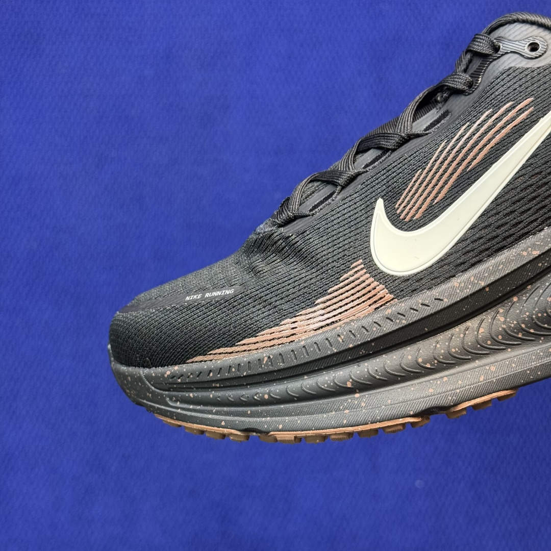Nike Vomero Plus 低帮 ZOOMX 马拉松跑步鞋 第12色:黑暗红 缓震表现出色,脚感Q弹! 货号:男鞋 Nike Vomero Plus 低帮 ZOOMX 马拉松跑步鞋 第12色:黑暗红 缓震表现出色,脚感Q弹! 货号:男鞋