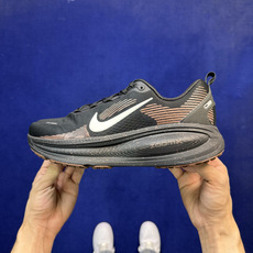 Nike Vomero Plus 低帮 ZOOMX 马拉松跑步鞋 第12色:黑暗红 缓震表现出色,脚感Q弹! 货号:男鞋 Nike Vomero Plus 低帮 ZOOMX 马拉松跑步鞋 第12色:黑暗红 缓震表现出色,脚感Q弹! 货号:男鞋