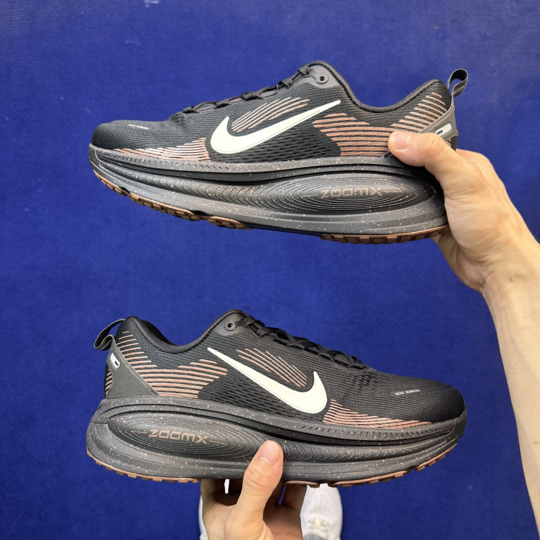 Nike Vomero Plus 低帮 ZOOMX 马拉松跑步鞋 第12色:黑暗红 缓震表现出色,脚感Q弹! 货号:男鞋 Nike Vomero Plus 低帮 ZOOMX 马拉松跑步鞋 第12色:黑暗红 缓震表现出色,脚感Q弹! 货号:男鞋