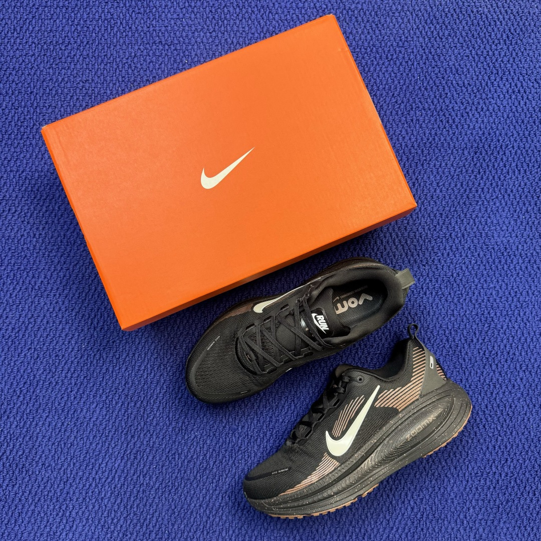Nike Vomero Plus 低帮 ZOOMX 马拉松跑步鞋 第12色:黑暗红 缓震表现出色,脚感Q弹! 货号:男鞋 Nike Vomero Plus 低帮 ZOOMX 马拉松跑步鞋 第12色:黑暗红 缓震表现出色,脚感Q弹! 货号:男鞋