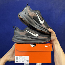 Nike Vomero Plus 低帮 ZOOMX 马拉松跑步鞋 第12色:黑暗红 缓震表现出色,脚感Q弹! 货号:男鞋 Nike Vomero Plus 低帮 ZOOMX 马拉松跑步鞋 第12色:黑暗红 缓震表现出色,脚感Q弹! 货号:男鞋