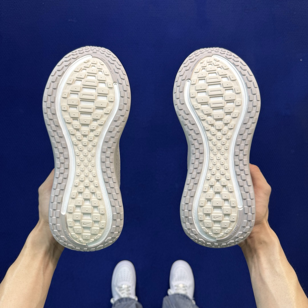 Nike Vomero Plus 低帮 ZOOMX 马拉松跑步鞋 第14色:灰色 缓震表现出色，脚感Q弹！ 货号：HV8