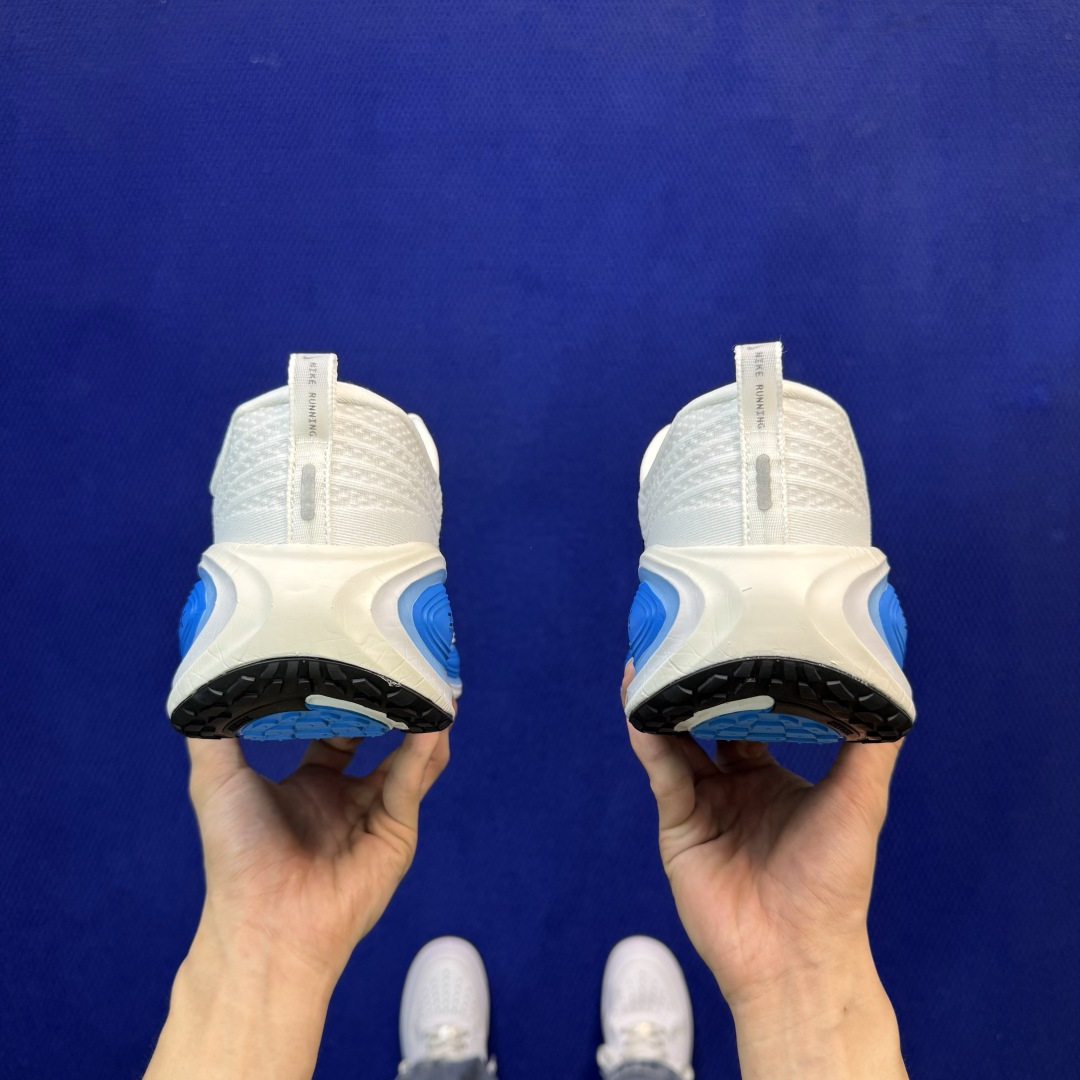 Nike Vomero Plus 低帮 ZOOMX 马拉松跑步鞋 第15色:白蓝 缓震表现出色，脚感Q弹！ 货号：HV8