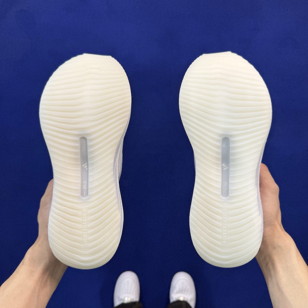 adidas Hyperboost Edge 巴斯夫爆米花跑步鞋 第3色:白灰 货号：KK0288 尺码：36-46带半