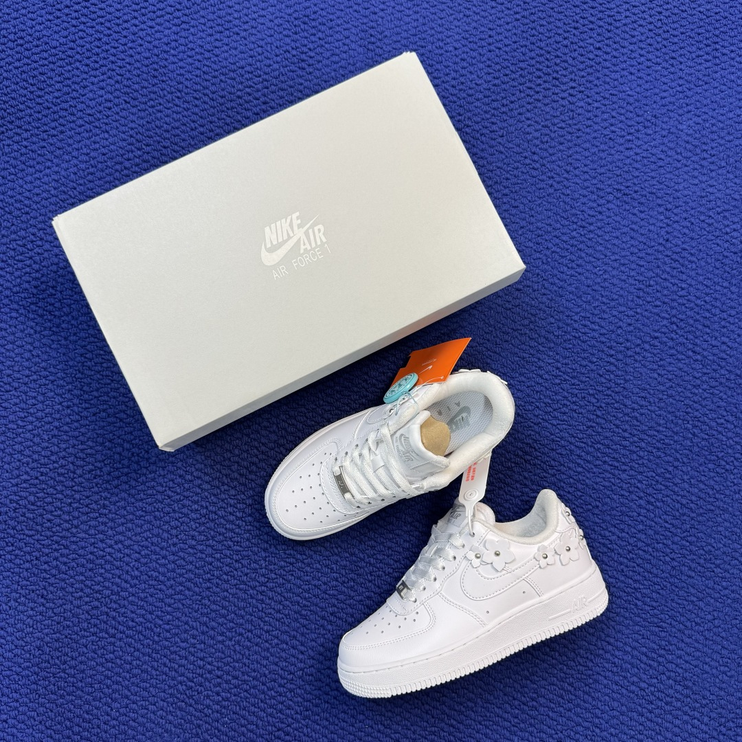 3A空军!第660色:纯白小花装饰🎍镜面皮 Nike Air Force 1 Low 百分百原鞋开发!PT市场真正匠心空 3A空军!第660色:纯白小花装饰🎍镜面皮 Nike Air Force 1 Low 百分百原鞋开发!PT市场真正匠心空