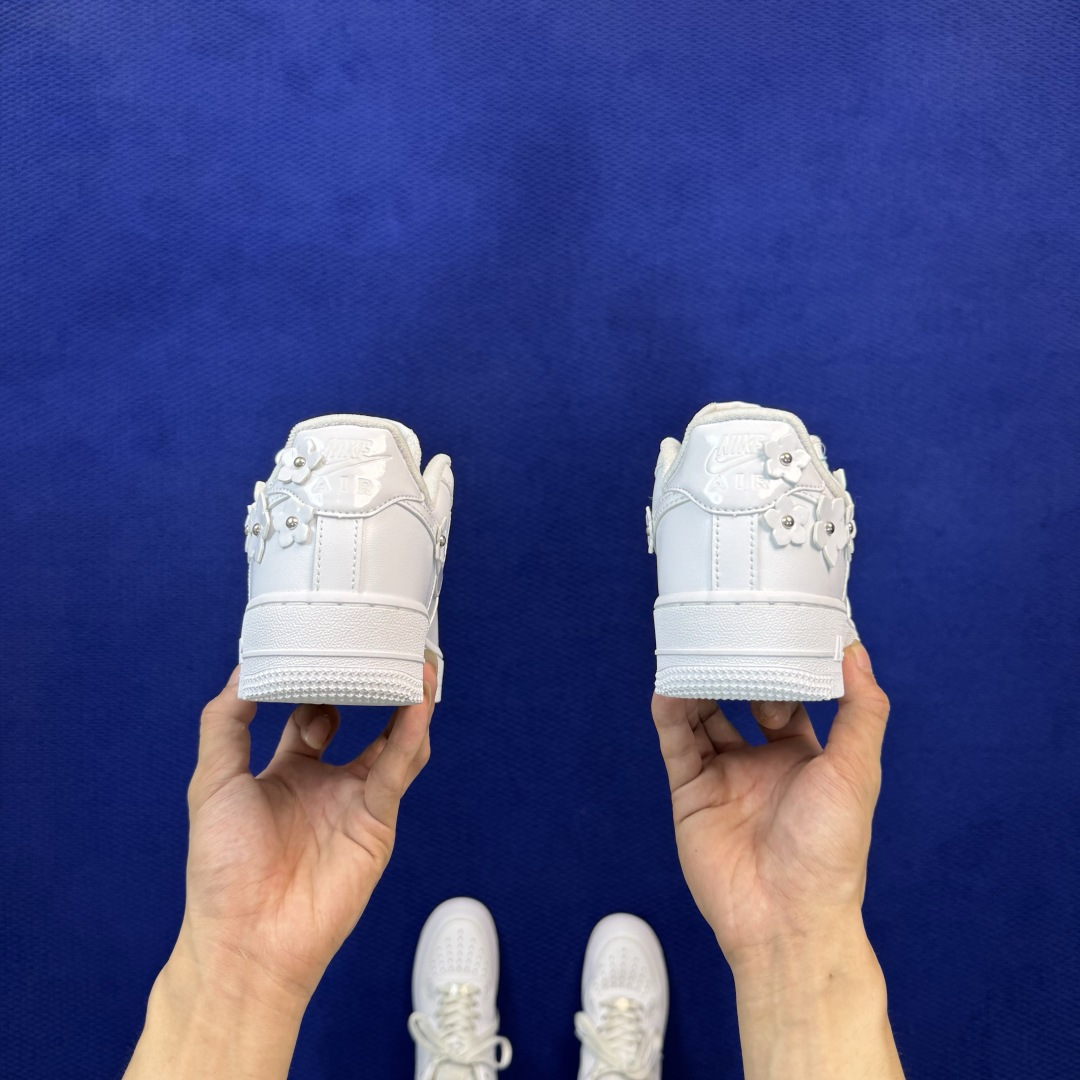 3A空军!第660色:纯白小花装饰🎍镜面皮 Nike Air Force 1 Low 百分百原鞋开发!PT市场真正匠心空 3A空军!第660色:纯白小花装饰🎍镜面皮 Nike Air Force 1 Low 百分百原鞋开发!PT市场真正匠心空