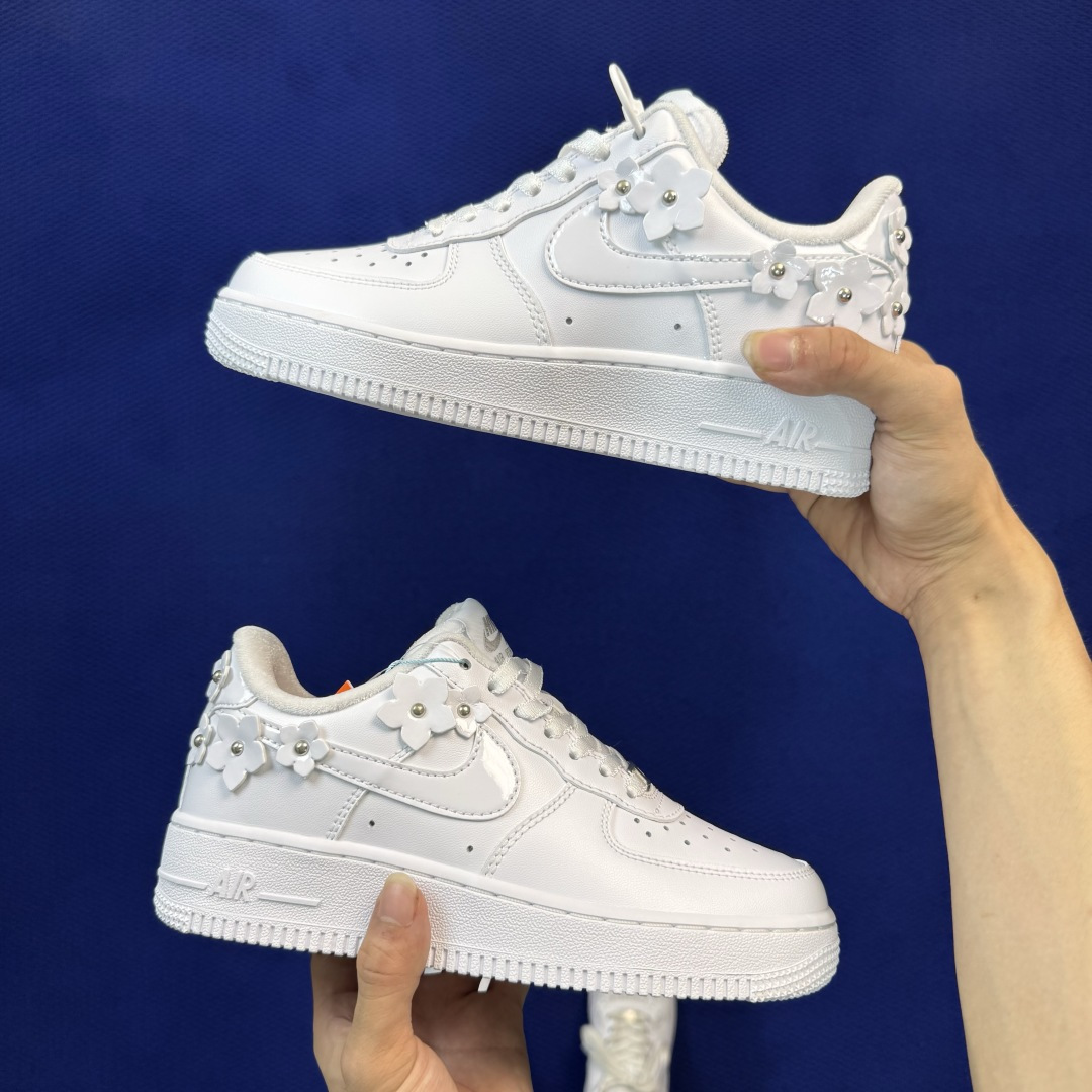 3A空军!第660色:纯白小花装饰🎍镜面皮 Nike Air Force 1 Low 百分百原鞋开发!PT市场真正匠心空 3A空军!第660色:纯白小花装饰🎍镜面皮 Nike Air Force 1 Low 百分百原鞋开发!PT市场真正匠心空