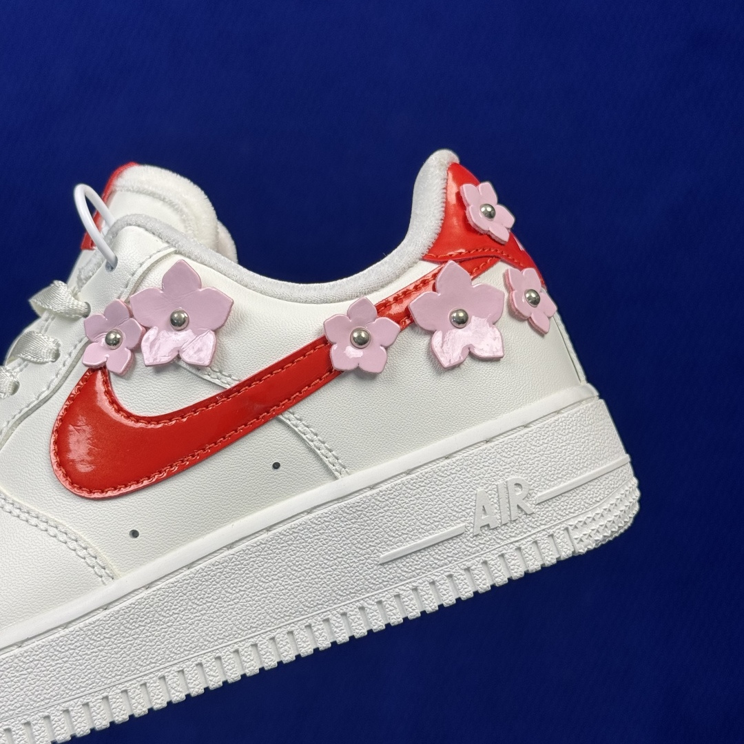 3A空军!第661色:红钩小花装饰🎍镜面皮 Nike Air Force 1 Low 百分百原鞋开发!PT市场真正匠心空 3A空军!第661色:红钩小花装饰🎍镜面皮 Nike Air Force 1 Low 百分百原鞋开发!PT市场真正匠心空