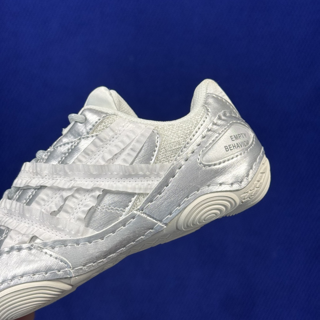 亚瑟士薄底德训鞋 ASICS Hypersync 第5色:empty behavior 联名款 银灰色蕾丝 货号：120