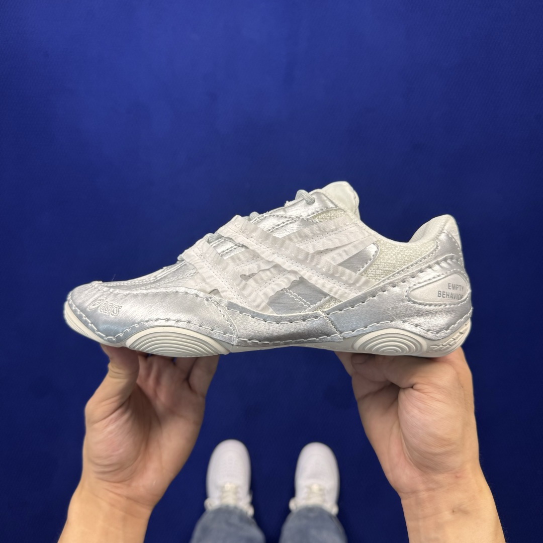 亚瑟士薄底德训鞋 ASICS Hypersync 第5色:empty behavior 联名款 银灰色蕾丝 货号：120