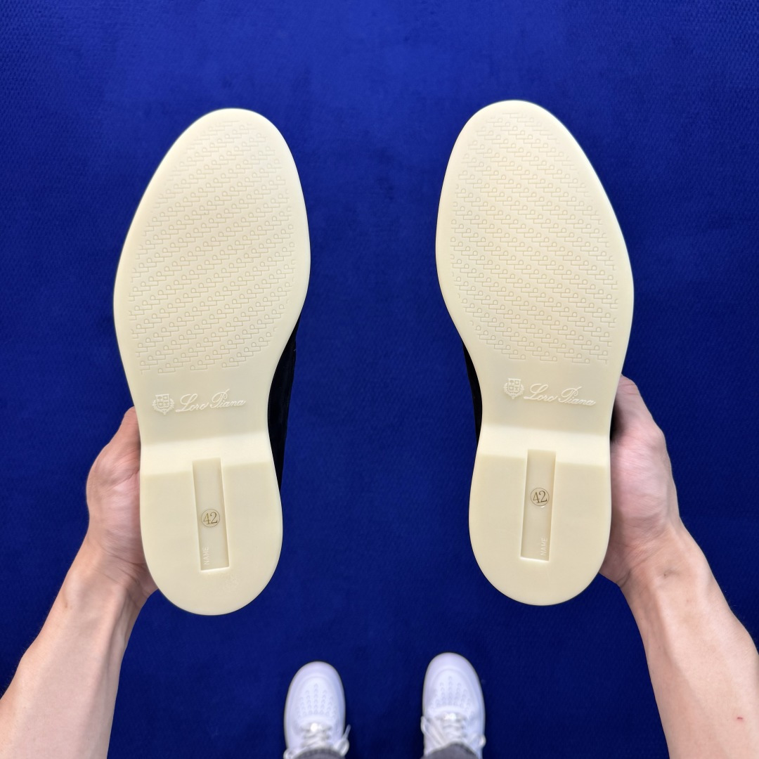 Loro Piana Summer Charms Walk LP莫卡辛绒面乐福鞋 采用柔软的绒面牛皮制作,浅色橡胶鞋底, Loro Piana Summer Charms Walk LP莫卡辛绒面乐福鞋 采用柔软的绒面牛皮制作,浅色橡胶鞋底,