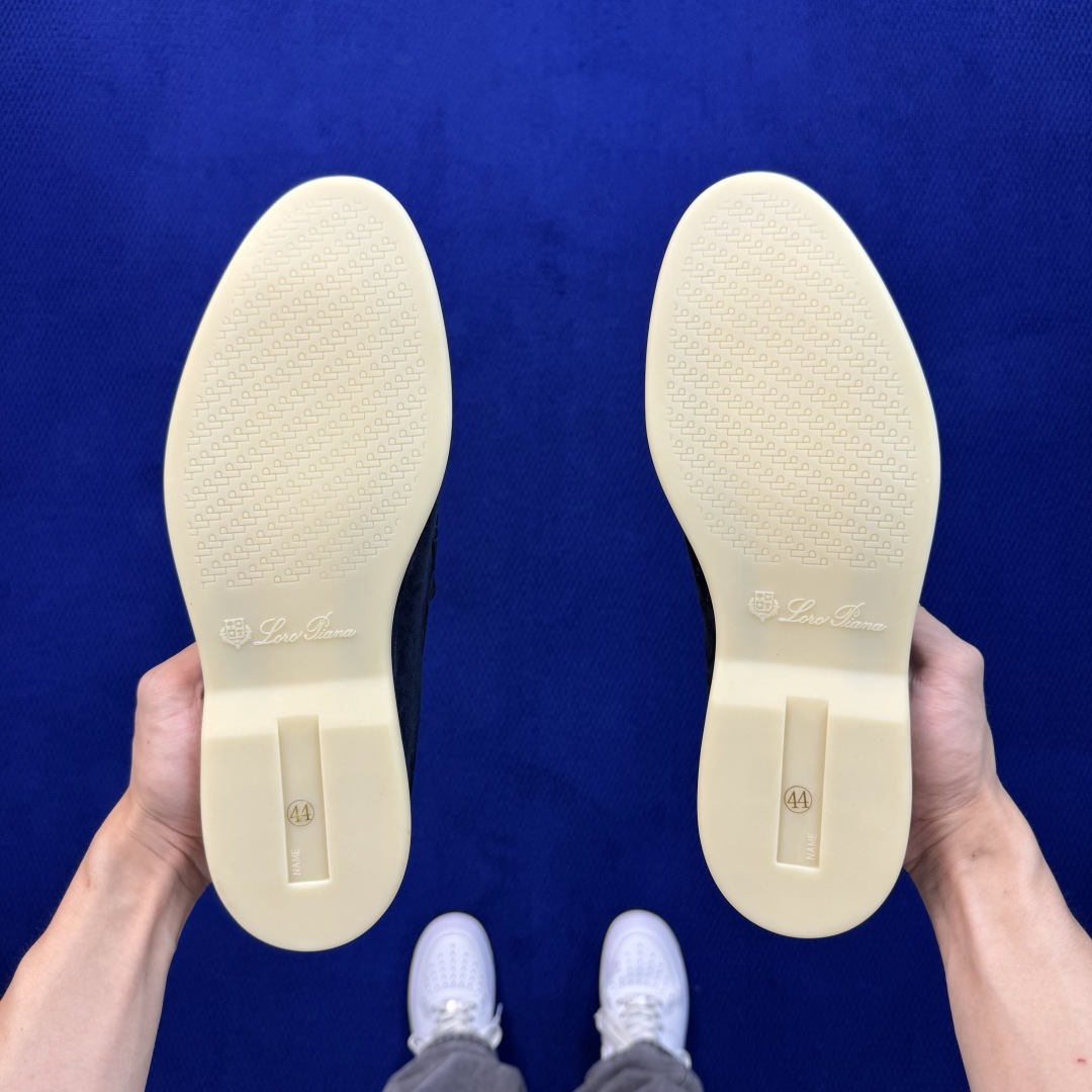 Loro Piana Summer Charms Walk LP莫卡辛绒面乐福鞋 采用柔软的绒面牛皮制作，浅色橡胶鞋底，