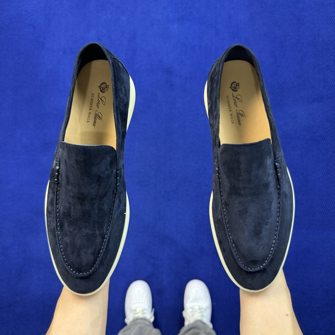 Loro Piana Summer Charms Walk LP莫卡辛绒面乐福鞋 采用柔软的绒面牛皮制作，浅色橡胶鞋底，