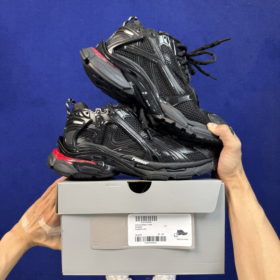 XA巴黎世家巴黎 7.5代Runner 发光LED灯鞋💡 多彩灯光自带电池可充电！ 该有的材料配置、做工工艺和配套配件全