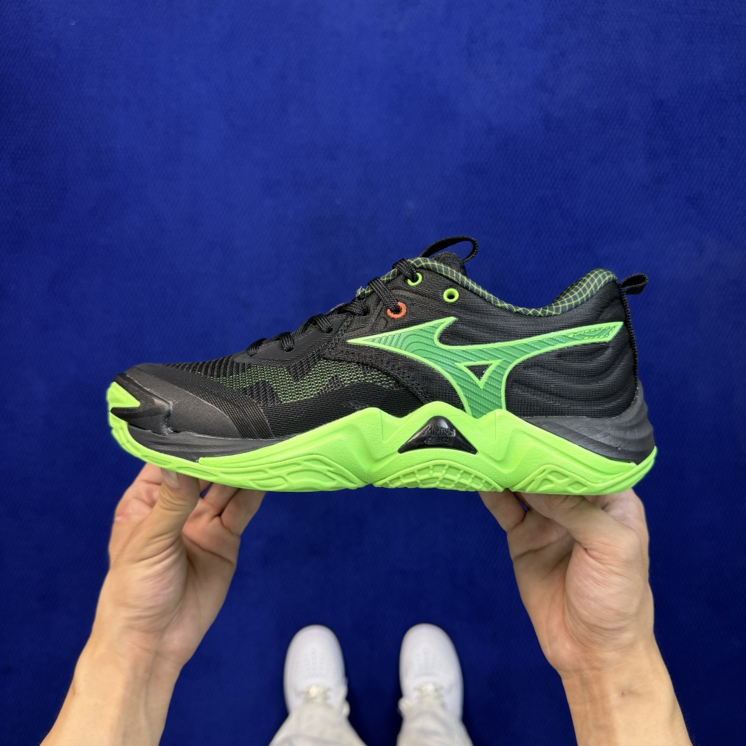 外贸爆款 美津侬训练鞋 第12色：黑绿 Mizuno WAVE MOMENTUM ELITE 低帮 训练鞋 货号：V1G