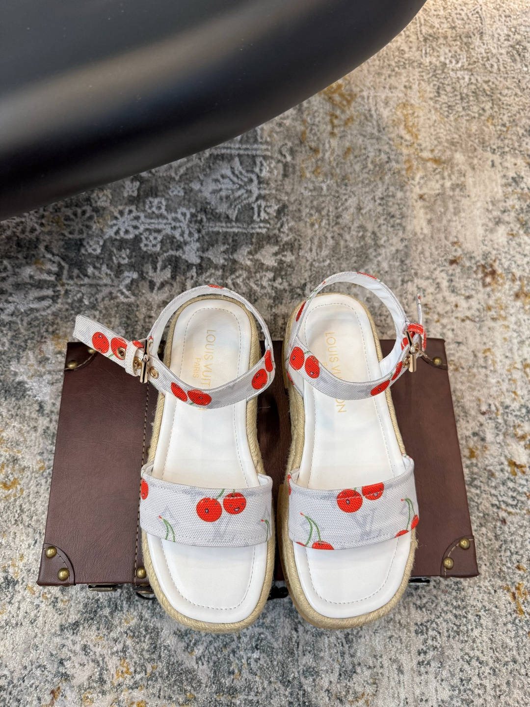 NO:439394,New products ★Fabric, Technology Printing Cloth, Inner, Sheepskin, Sole, Rubber, Elegant Style, Create a Different Feel, Heel Height 6 cm, Counter Packaging, Simple and Temperature Style!  Top show bdetails in the market ———————————— ⊿size. ｜35-40 (40 41 42 customized), sandals, sandals, sheepskin19860909新品 ★面料 科技印刷布 内里 羊皮 鞋底 橡胶 优雅风格 创造不一样的感觉 跟高 6 cm 专柜包装 简约气质款式！ 市场顶级 show bdetails ————————————  ⊿size. ｜35-40（40 41 42 定制）,凉鞋,sandals,sheepskin,Women's Shoes